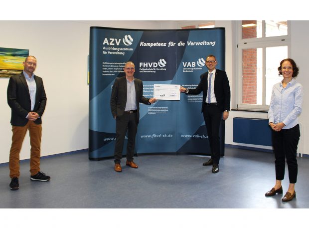 Unterstützung des AZV mit Digitalisierungsmitteln aufgrund der Corona Krise – Scheckübergabe durch den Chef der Staatskanzlei Unterstützung des AZV mit Digitalisierungsmitteln aufgrund der Corona Krise – Scheckübergabe durch den Chef der Staatskanzlei