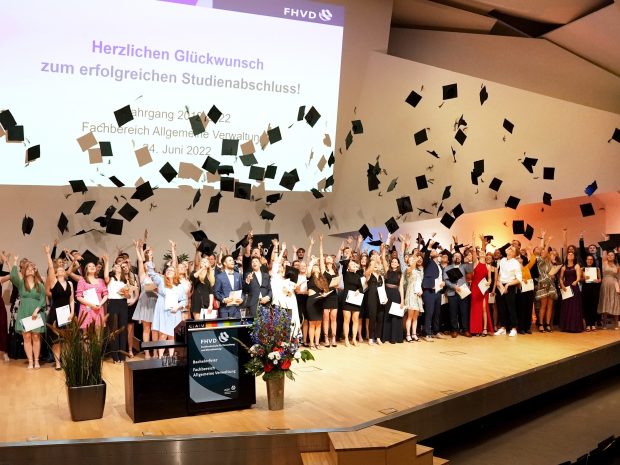 Bachelorfeier 2022 des Fachbereichs Allgemeine Verwaltung Bachelorfeier 2022 des Fachbereichs Allgemeine Verwaltung