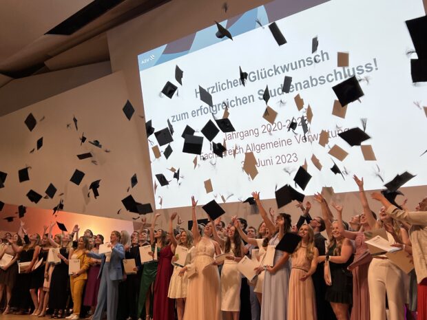 Beitragsbild zum Thema "Bachelorfeier 2023 des Fachbereichs Allgemeine Verwaltung" Beitragsbild zum Thema "Bachelorfeier 2023 des Fachbereichs Allgemeine Verwaltung"