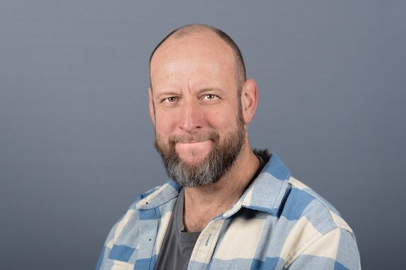 Ein Mann mit Bart und Schnurrbart.