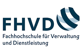 Logo der FHVD (Fachhochschule für Verwaltung und Dienstleistung) mit der Abkürzung „FHVD“ und einem blauen, geschwungenen, segmentierten, globusähnlichen Symbol auf der rechten Seite. Darunter steht der vollständige deutsche Name in voller Länge.