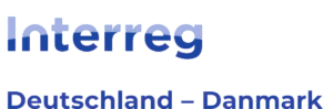 Logo mit dem Wort „Interreg“ in großen blauen Buchstaben mit Farbverlauf über „Deutschland – Danmark“ in kleinerer, einfarbig blauer Schrift auf weißem Hintergrund.