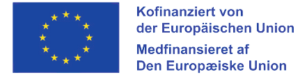 Die Flagge der Europäischen Union mit einem Kreis aus zwölf gelben Sternen auf blauem Hintergrund, daneben ein Text in deutscher und dänischer Sprache, aus dem hervorgeht, dass das Projekt von der Europäischen Union kofinanziert wird.